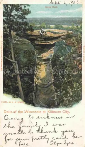 AK / Ansichtskarte Kilbourn City Wisconsin Dells Wisconsin USA Stand-Rock Dells-of-the-Wisconsin Felsformation Wald Mann Lithographie