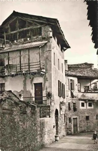 AK / Ansichtskarte Carona Lago di Lugano TI Altstadtgasse Rustikale-Haeuser Frau Steingassen Balkone