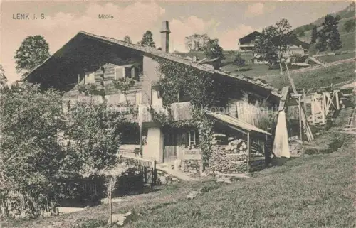 AK / Ansichtskarte Lenk Simmental BE Muehle Bauernhaus Holzgebaeude Berglandschaft Wiese Kamin