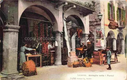 AK / Ansichtskarte LOCARNO Lago Maggiore TI Portici Botteghe Marktszene Arkaden Haendler Koerbe Wurst Laternen