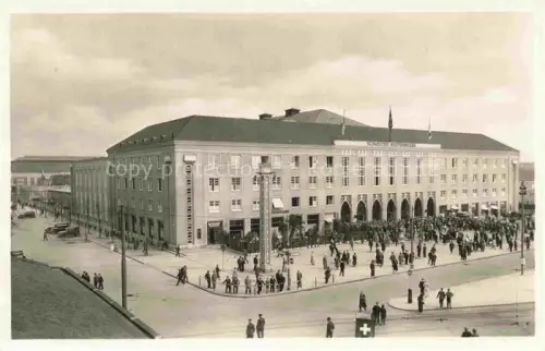 AK / Ansichtskarte BASEL BS Schweizer-Mustermesse Messegebaeude Passanten Strasse Schweizer-Kreuz