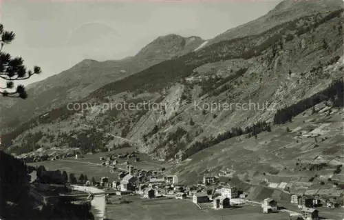 AK / Ansichtskarte Saas-Grund VS Dorfansicht Berglandschaft Tal Wiesen Waelder Haeuser Kirche