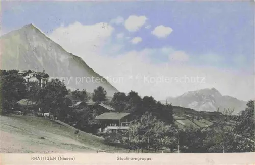 AK / Ansichtskarte Krattigen Frutigen Thunersee BE Niesen Stockhorngruppe Berglandschaft Dorf Haeuser Baeume Wolken