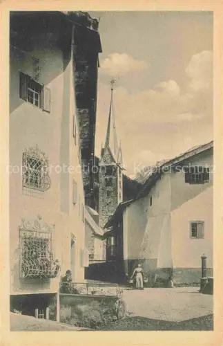 AK / Ansichtskarte Berguen Bravuogn Albula GR Kirchturm Dorfgasse Engadiner-Haus Schmiedeeisen-Fenstergitter Bergdorf Pflasterweg Frauen