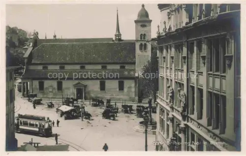 AK / Ansichtskarte Freiburg Fribourg FR Notre-Dame-Fribourg Kirchplatz Strassenbahn Markt Pferdewagen Gruenderzeitgebaeude Turm