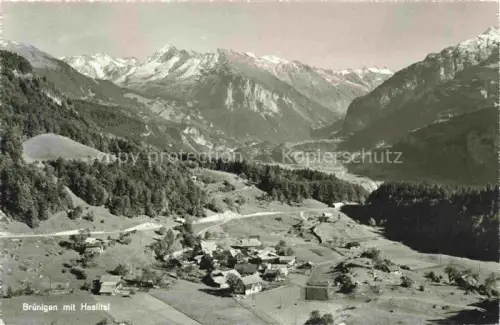 AK / Ansichtskarte Bruenigen BE Haslital Dorf Tannenwald Alpen Schnee Berge Tal