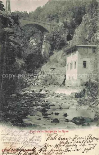 AK / Ansichtskarte Biel Bienne BE Gorge-de-la-Suze Pont Schlucht Fels Fluss Bruecke Gebaeude Passanten