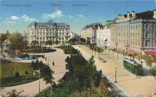 AK / Ansichtskarte BERN BE Weltpostverein-Denkmal Bundesgasse Strassenbahn Tram Park Gruenderzeitgebaeude Passanten