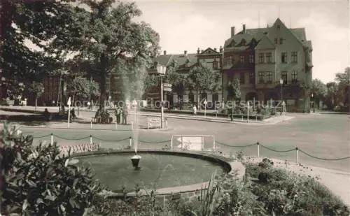 AK / Ansichtskarte Treuen Vogtland Sachsen Ernst-Thaelmann-Platz Springbrunnen Park Rathaus Platz Baeume DDR