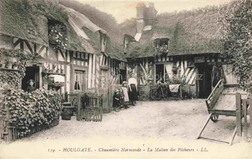 AK / Ansichtskarte HOULGATE Lisieux 14 Calvados Chaumière-Normande Maison-des-Pêcheurs Fachwerkhaus Strohdach Dorfszene Normandie Passanten