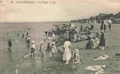 AK / Ansichtskarte Lion-sur-Mer CAEN 14 Calvados La-Plage Badegaeste Kinder Boote Strandkabinen Meer Badeszene