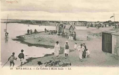 AK / Ansichtskarte RIVA-BELLA  Ouistreham CAEN 14 Calvados Les-Cabines-à-Marée-haute Strandkabinen Flut Spaziergaenger Fahrraeder Strand Wasser