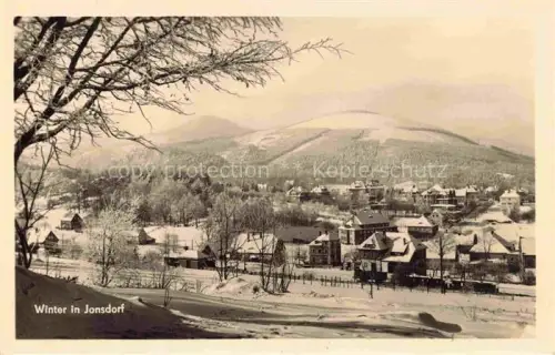 AK / Ansichtskarte Jonsdorf Saechsische Schweiz Winter Winterlandschaft Schnee Ortschaft Berge Lausche Zittauer-Gebirge