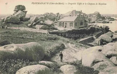 AK / Ansichtskarte Ploumanach Ploumanac h Perros-Guirec LANNION 22 Cotes-d Armor Propriété-Eiffel Chapeau-de-Napoléon Granitfelsen Villa Heideland Mann
