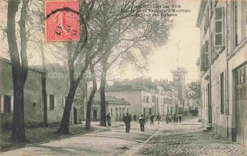 AK / Ansichtskarte Rochefort-sur-Mer 17 Charente-Maritime Préfecture-Maritime Tour-des-Signaux Strassenszene Baeume Passanten