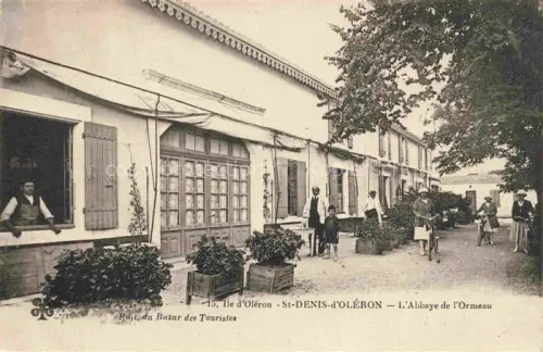 AK / Ansichtskarte Saint-Denis-d Oleron Abbaye-de-l Ormeau Geschaeft Passanten Fahrrad Kinder Baeume Strasse