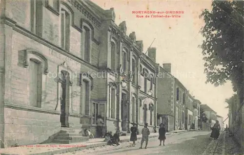 AK / Ansichtskarte Mortagne-sur-Gironde SAINTES 17 Charente-Maritime Rue-de-l Hôtel-de-Ville Ecole Haeuser Strasse Kinder Passanten