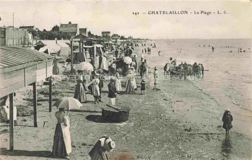 AK / Ansichtskarte CHATELAILLON-Plage LA ROCHELLE 17 Charente-Maritime Plage Strand Badegaeste Strandkabinen Frauen Meer Sommerfrische Schirme