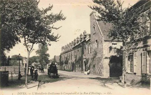 AK / Ansichtskarte Dives-sur-Mer CABOURG LISIEUX 14 Calvados Hostellerie-Guillaume-le-Conquérant Rue-d Hastings Kutsche Strassenlaterne Mittelalterliches-Gebaeude Baeume