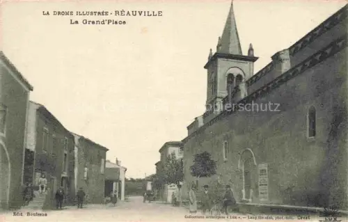 AK / Ansichtskarte Reauville NYONS 26 Drome Grand-Place Kirche Kirchturm Dorfplatz Passanten Haeuser Drôme