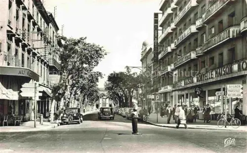 AK / Ansichtskarte VALENCE -SUR-RHONE 26 Drome Avenue-de-la-Gare Strassenszene Autos Polizist Platanen Nouvelle-Maison Geschaefte