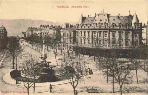 AK / Ansichtskarte VALENCE -SUR-RHONE 26 Drome Boulevard-Bancel Brunnen Boulevard Baeume Stadtpalast Passanten