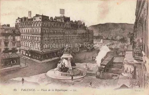 AK / Ansichtskarte VALENCE -SUR-RHONE 26 Drome Place-de-la-République Denkmal Strassenbahn Passanten Hotel Haeuser