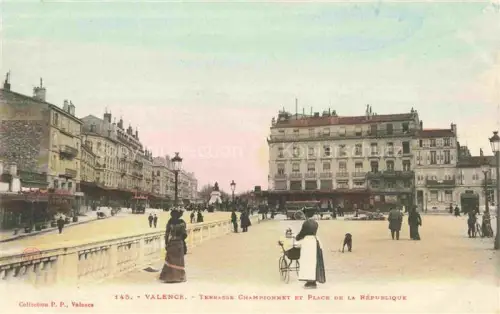 AK / Ansichtskarte VALENCE -SUR-RHONE 26 Drome Terrasse-Championnet Place-de-la-République Passanten Hund Fahrrad Hotel Strassenszene Handkoloriert