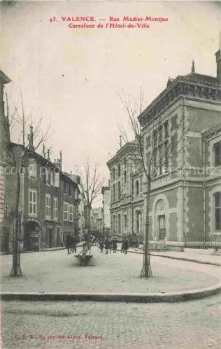 AK / Ansichtskarte VALENCE -SUR-RHONE 26 Drome Rue-Madier-Montjau Carrefour-de-l Hôtel-de-Ville Hôtel-de-Ville Strassenszene Passanten Baeume Pflasterstein