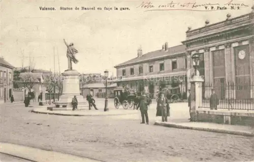 AK / Ansichtskarte VALENCE -SUR-RHONE 26 Drome Statue-de-Bancel Bahnhof Gare Denkmal Kutsche Passanten Uhr Gitter
