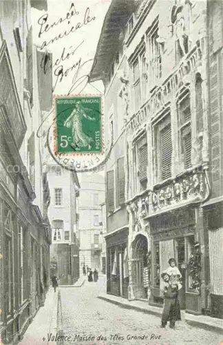 AK / Ansichtskarte VALENCE -SUR-RHONE 26 Drome Maison-des-Têtes Grande-Rue Gasse Fassadenschmuck Skulpturen Frau Kind Geschaefte