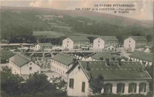 AK / Ansichtskarte Camp de la Courtine Aubusson 23 Creuse Camp Militaerlager Kaserne Barracken Brigade Huegel Panorama