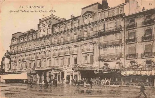 AK / Ansichtskarte VALENCE -SUR-RHONE 26 Drome Grand-Hôtel-de-la-Croix-d Or Café-du-Commerce Stoppeur Passanten Platz Stadtansicht