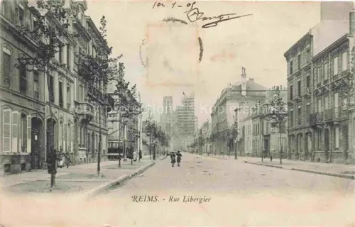 AK / Ansichtskarte REIMS 51 Marne Rue-Libergier Strassenbahn Strasse Buergersteig Haeuser Baeume Passanten