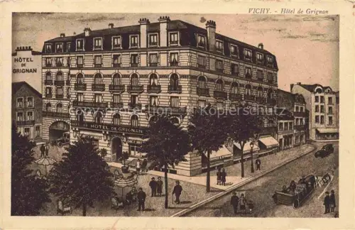 AK / Ansichtskarte VICHY 03 Allier Hôtel-de-Grignan Hotel Strasse Passanten Automobil Platz
