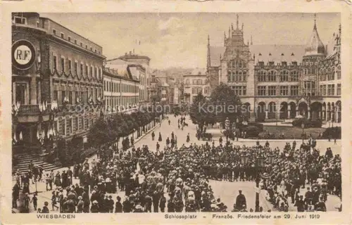 AK / Ansichtskarte WIESBADEN Schlossplatz Friedensfeier Menschenmenge Rathaus Flaggen RF-Fahne Feier