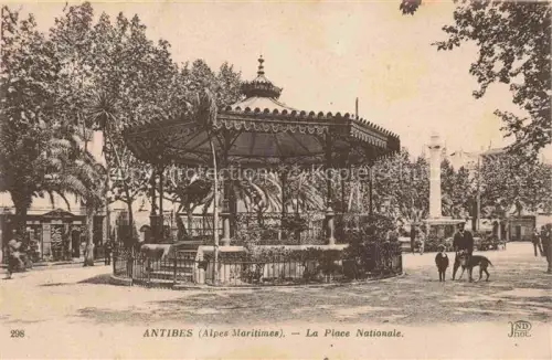 AK / Ansichtskarte ANTIBES 06 Alpes Maritimes Place-Nationale Musikpavillon Kiosque Platanen Passanten Hund Denkmal