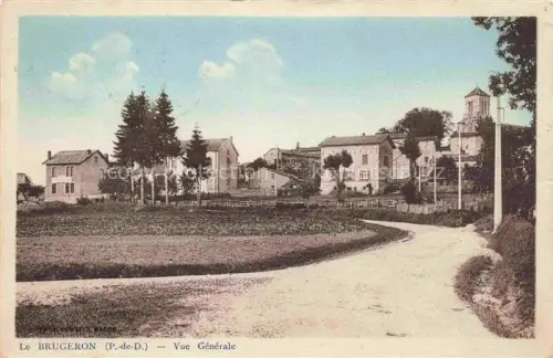 AK / Ansichtskarte Le Brugeron AMBERT 63 Puy-de-Dome Dorfstrasse Kirche Wohnhaeuser Felder Baeume Landschaft