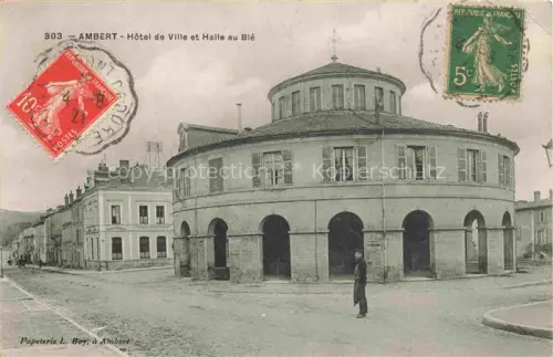 AK / Ansichtskarte AMBERT 63 Puy-de-Dome Hôtel-de-Ville Halle-au-Blé Rundbau Strassenszene Passant