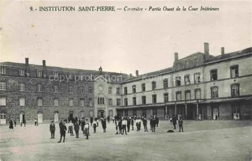 AK / Ansichtskarte Courpiere Thiers 63 Puy-de-Dome Institution-Saint-Pierre Innenhof Cour-Intérieure Schueler Gebaeudefluegel
