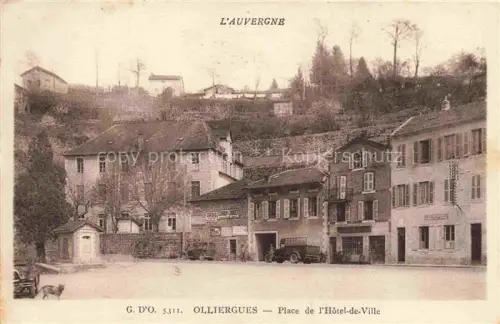AK / Ansichtskarte Olliergues AMBERT 63 Puy-de-Dome Place-de-l Hôtel-de-Ville Marktplatz Haeuser Autos Hund Haenge
