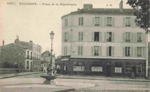 AK / Ansichtskarte MALAKOFF  Malakoff-la-Tour Antony 92 Hauts-de-Seine Place-de-la-République Brunnen Café-Millard Strassenszene Haeuser Laterne