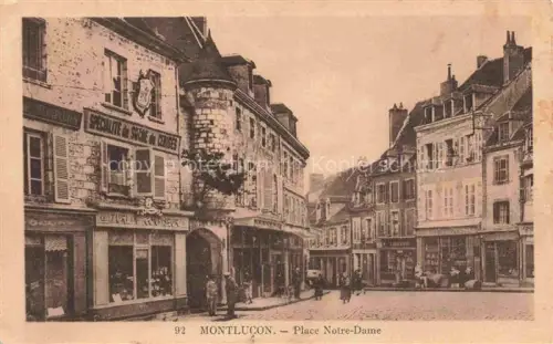 AK / Ansichtskarte MONTLUCON 03 Allier Place-Notre-Dame Strassenszene Geschaefte Spezialitaet-Sirop-Cerises Librairie Passanten Turm
