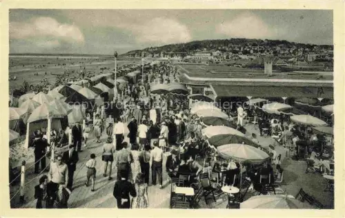 AK / Ansichtskarte DEAUVILLE-SUR-MER Lisieux 14 Calvados Le-Bar-du-Soleil Plage-Fleurie Strandpromenade Sonnenschirme Stuehle Badegaeste Strand Menschenmenge