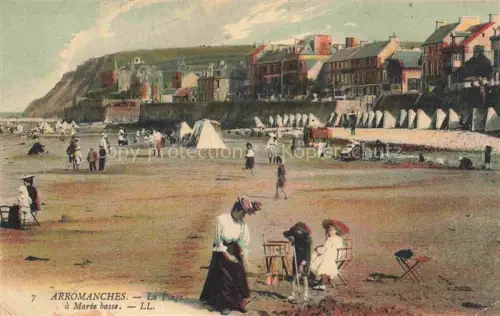 AK / Ansichtskarte Arromanches-les-Bains Bayeux 14 Calvados La-Plage-à-Marée-basse Strand Ebbe Badegaeste Zelte Steilkueste Haeuser Klippen