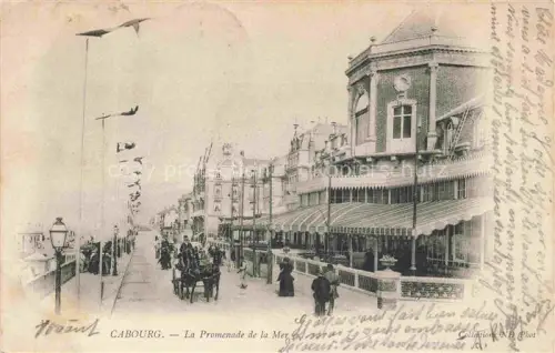 AK / Ansichtskarte CABOURG 14 Calvados Promenade-de-la-Mer Grand-Hôtel Strandpromenade Pferdekutsche Fahnen Laternen Flaneure