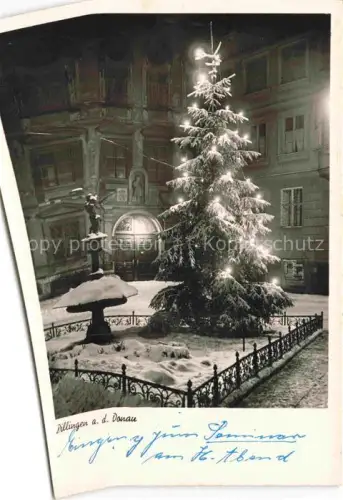 AK / Ansichtskarte DILLINGEN Donau Bayern Weihnachtsbaum Nachtaufnahme Brunnen Statue Rathaus Schnee Weihnachten