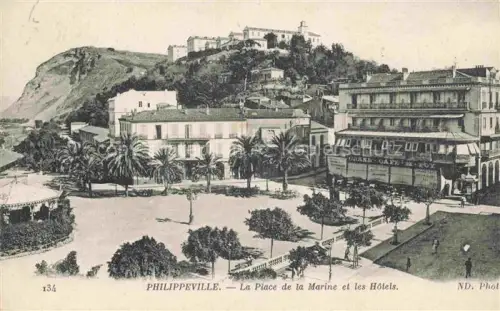 AK / Ansichtskarte Philippeville Algerie Place-de-la-Marine Hôtels Grand-Café Palmen Platz Huegel Festung Passanten