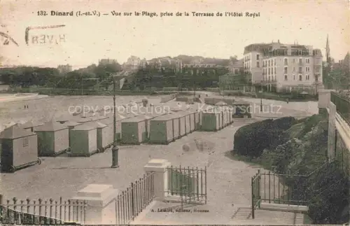AK / Ansichtskarte DINARD 35 Ille-et-Vilaine Plage Hôtel-Royal Badekabinen Terrasse Kirchturm Villen Strandszene