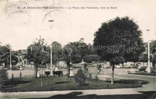 AK / Ansichtskarte LA-BAULE-LES-PINS La Baule sur Mer 44 Place-des-Palmiers Palmen Baeume Radfahrer Baenke Park Laternen